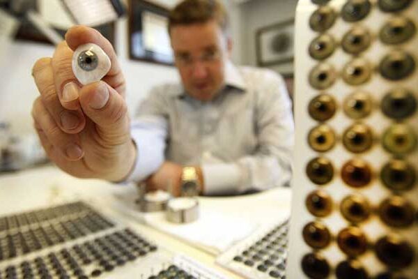 من هو فني العيون؟